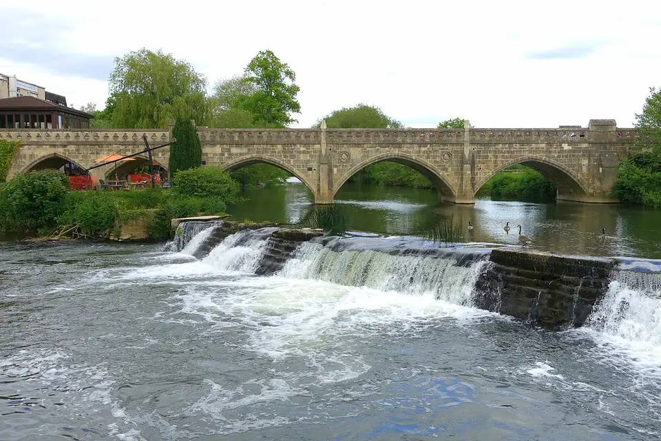 Bathampton Toll Bridge and the weir on the River Avon
