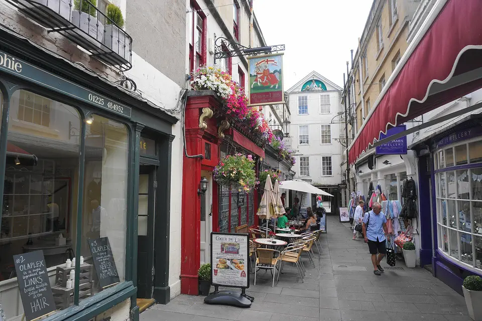 The narrow red front of the Coeur de Lion pub in Northumberland Place, Bath