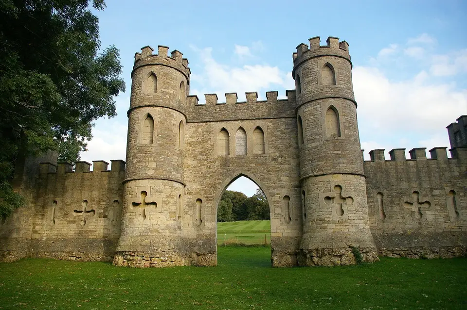 Sham Castle, a castle front with two round towers on the hill above Bath